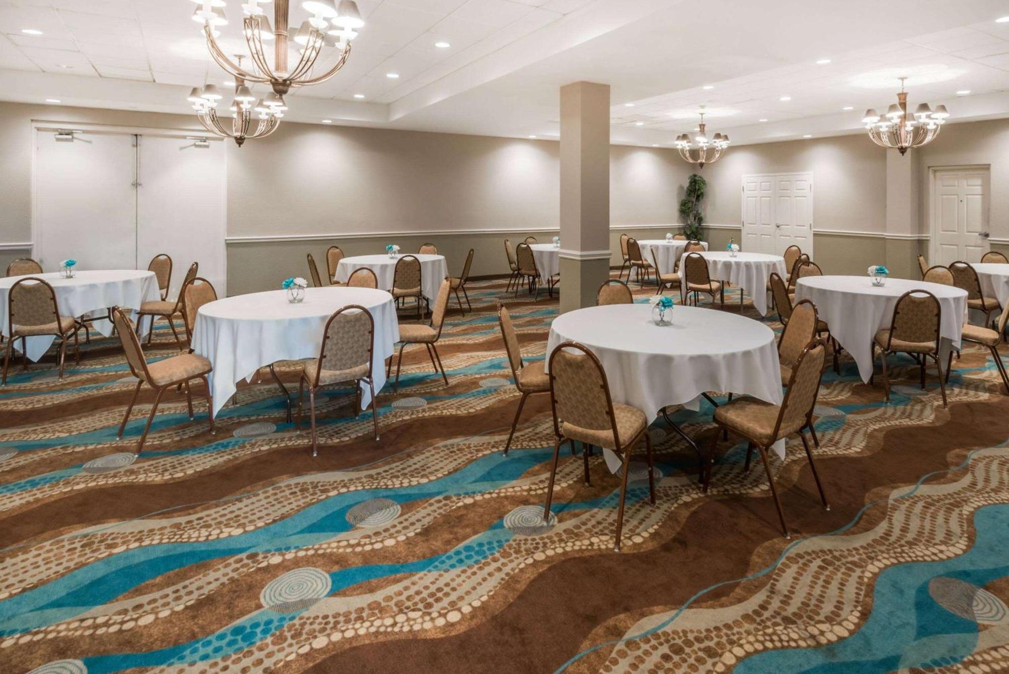 Wyndham Garden Wichita Downtown Otel Dış mekan fotoğraf