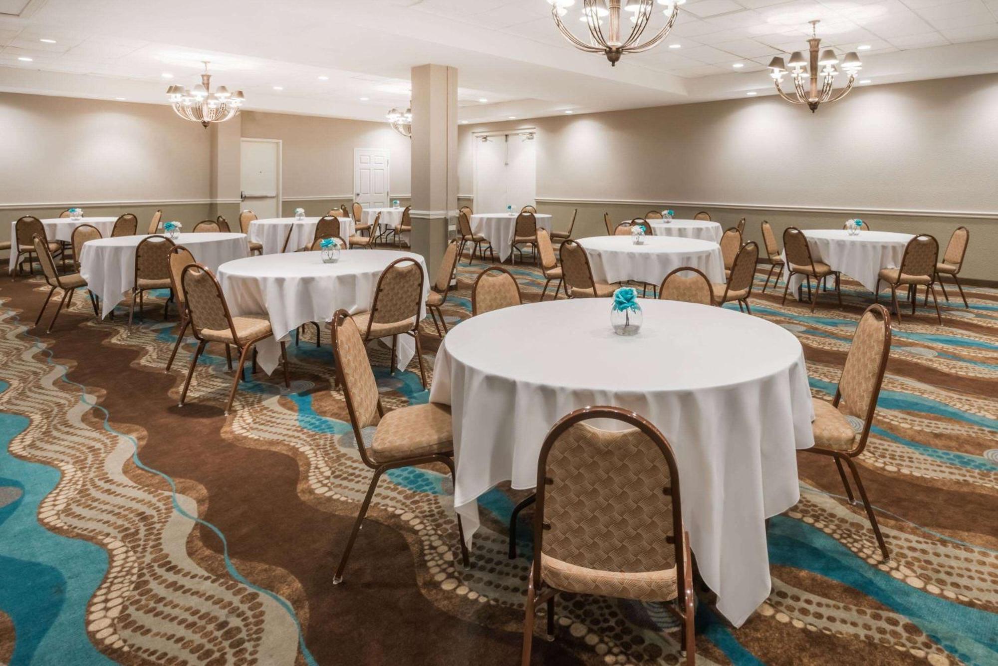 Wyndham Garden Wichita Downtown Otel Dış mekan fotoğraf